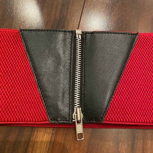 Stretchy red cinching belt - Picture 2 of 4